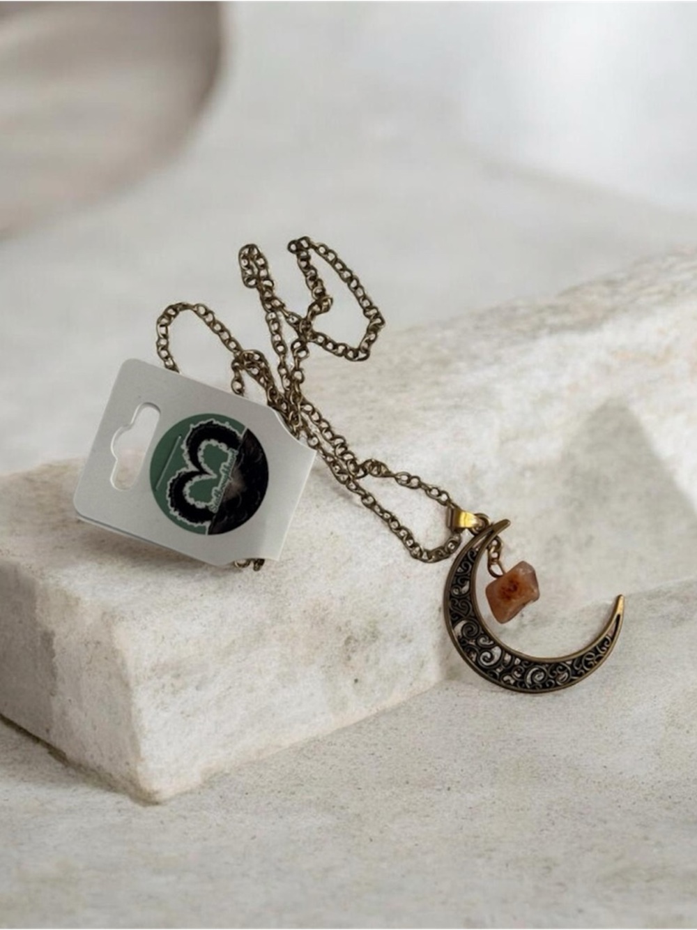 🫶🏻 Gold-Tone Crescent Moon Pendant Necklace with Orange Agate Stone Accent